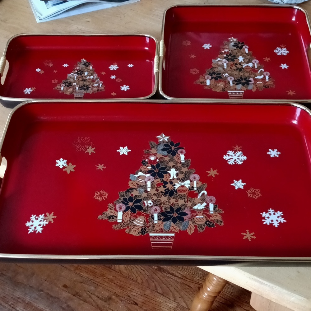 Vintage Christmas nesting serving trays with handles.  lacquerware